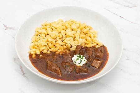 Wiener Saftgulasch mit Spätzle (Rind) oder Kalbs Rahm Gulasch mit Spätzle