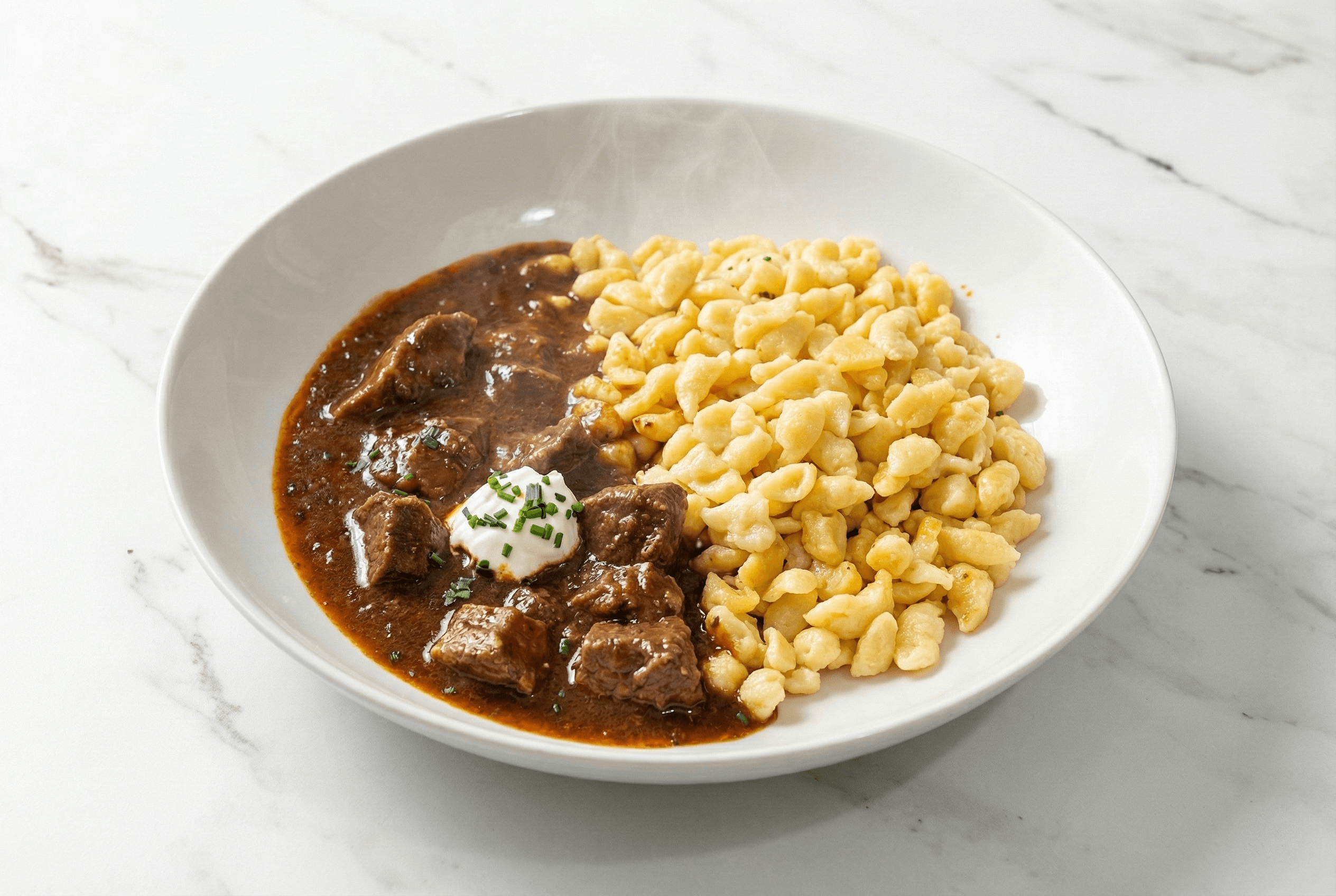 Wiener Saftgulasch mit Spätzle (Rind) oder Kalbs Rahm Gulasch mit Spätzle