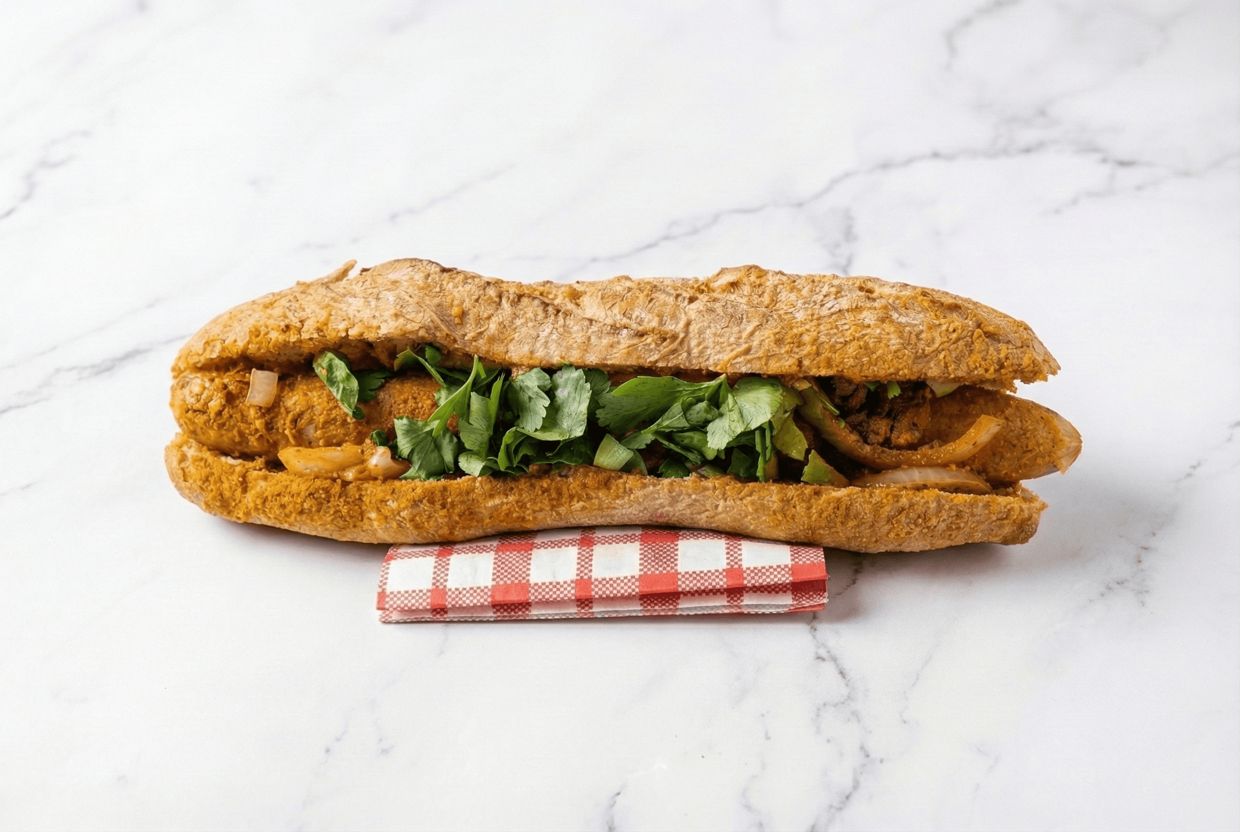 Bosna "österreichischer Curry Hot Dog" Bosna Brot, hausgemachte Curry Sosse mit Bosna Gewürzen, Bratwürstel, Zwiebeln, Petersilie